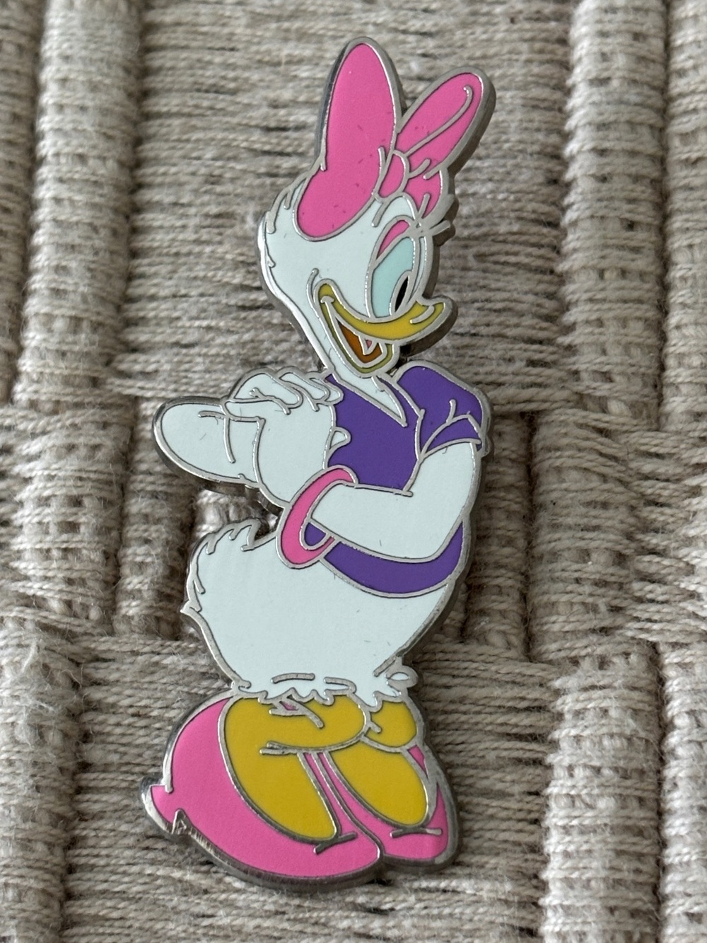 DISNEY 2007 Hong Kong Disneyland Hands Clasped Happy Daisy Duck Pin